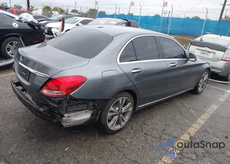 2018 Mercedes-Benz C 300 z USA, uszkodzony, nr VIN 55SWF4JB4JU275114